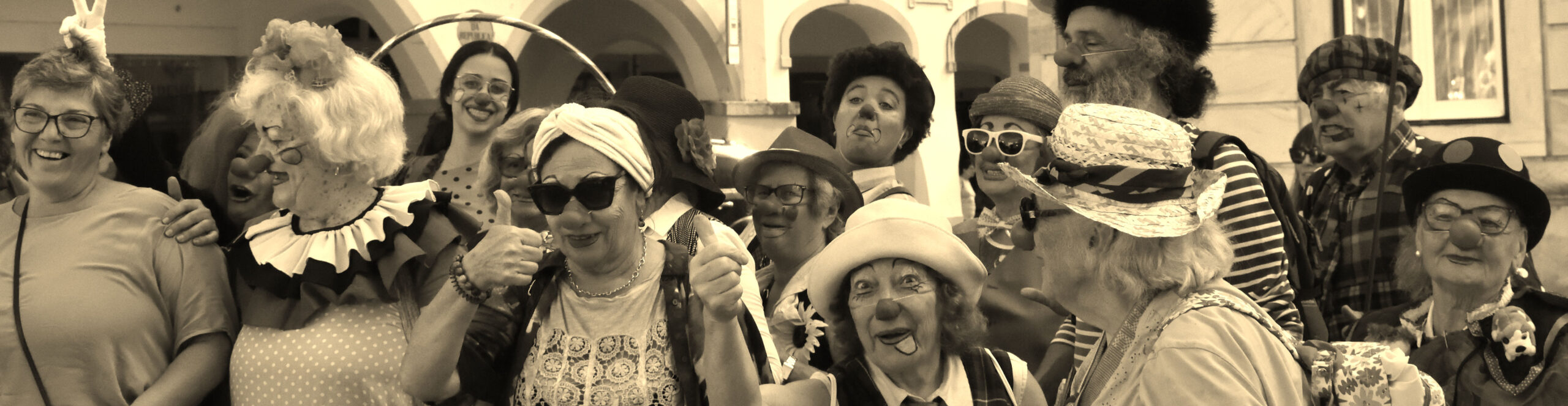 Foto do grupo de teatro da UPTE / Pólo do Bacelo com Trupe Sénior do Chapitô